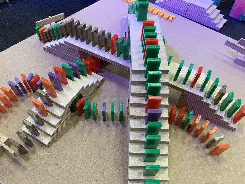 Mitarbeiter beim kreativen Teamwork während der Domino Challenge